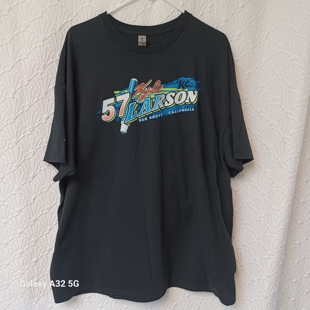 Gildan Men Sixe 2Xl Black Graphic Tee with Colorful Design